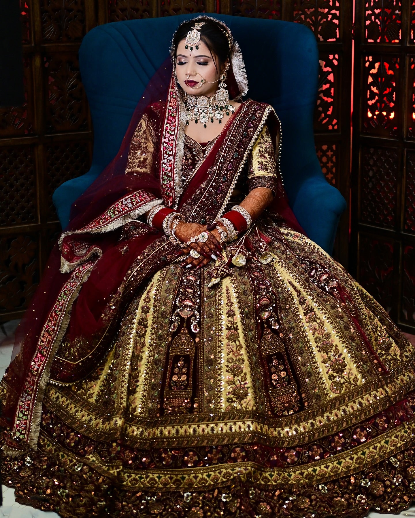 المارون المذهل Golden Bridal Lehenga (عميل سعيد)