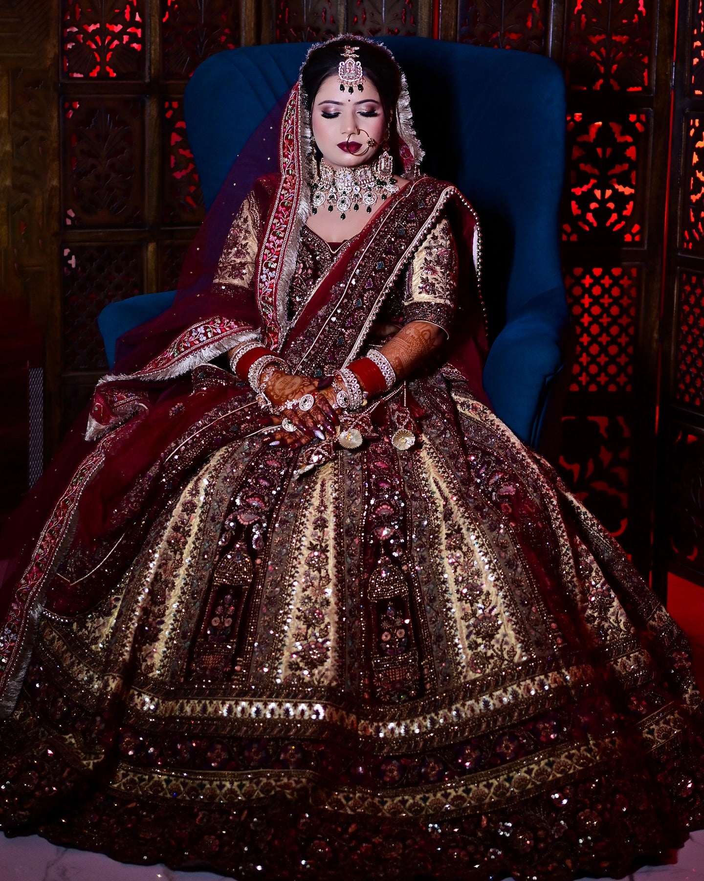 المارون المذهل Golden Bridal Lehenga (عميل سعيد)