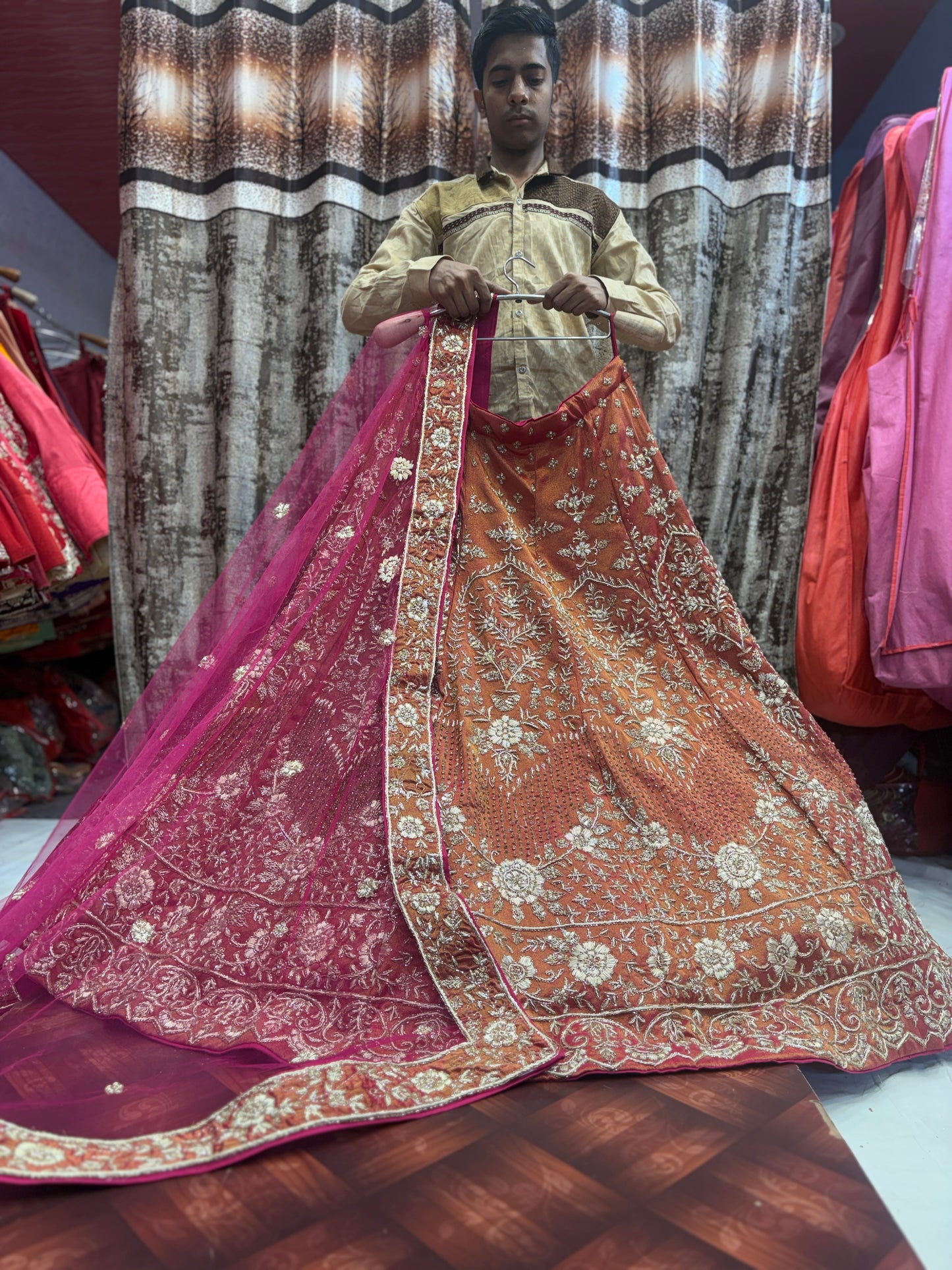 Deliciosa lehenga nupcial en color naranja melocotón