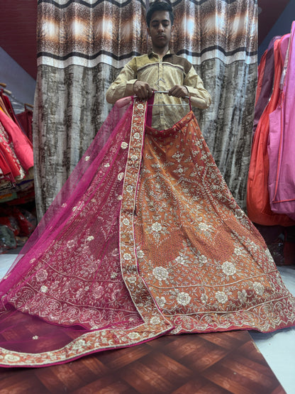 Deliciosa lehenga nupcial en color naranja melocotón
