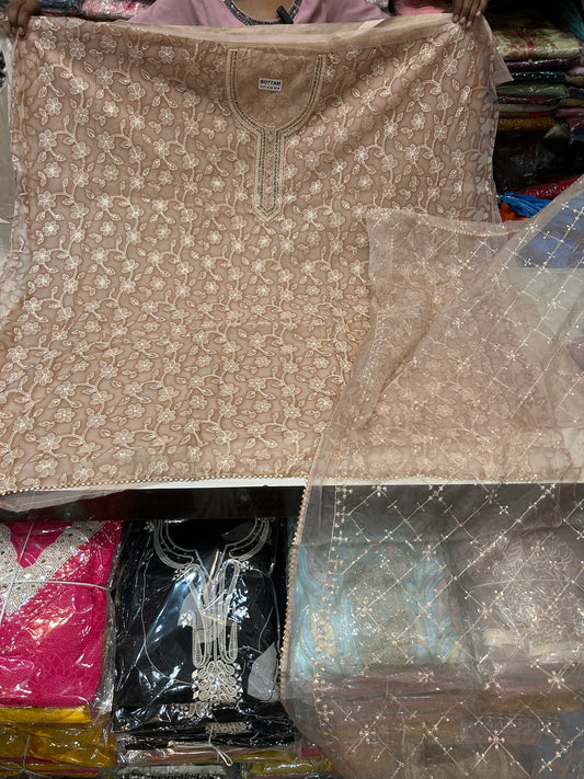 आकर्षक अनसिला सूट