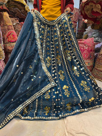 Deliciosa lehenga de perla azul