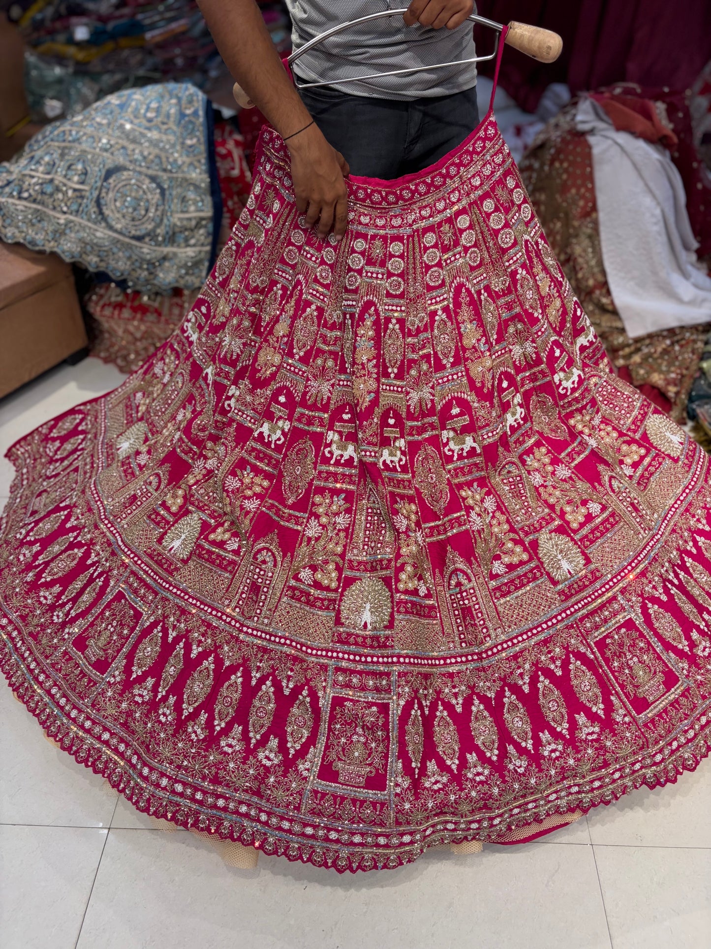 रानी गुलाबी मोर ब्राइडल लहंगा