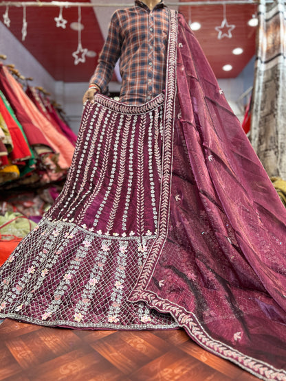 शानदार मैजेंटा लहंगा