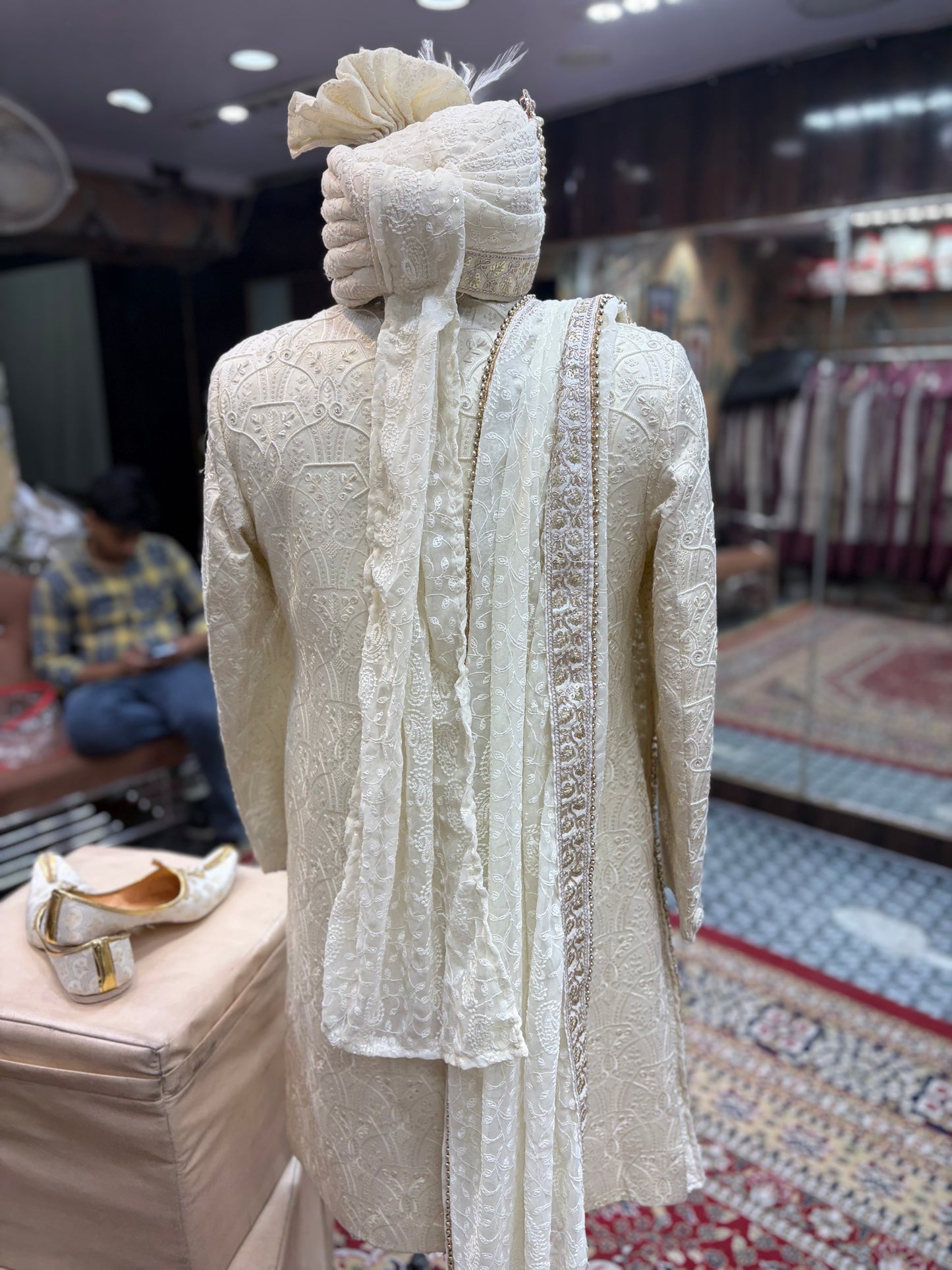 شرواني ذهبي أبيض