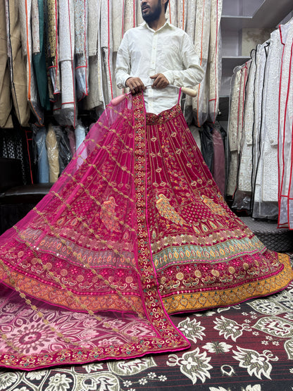Preciosa lehenga nupcial de pavo real rosa Rani