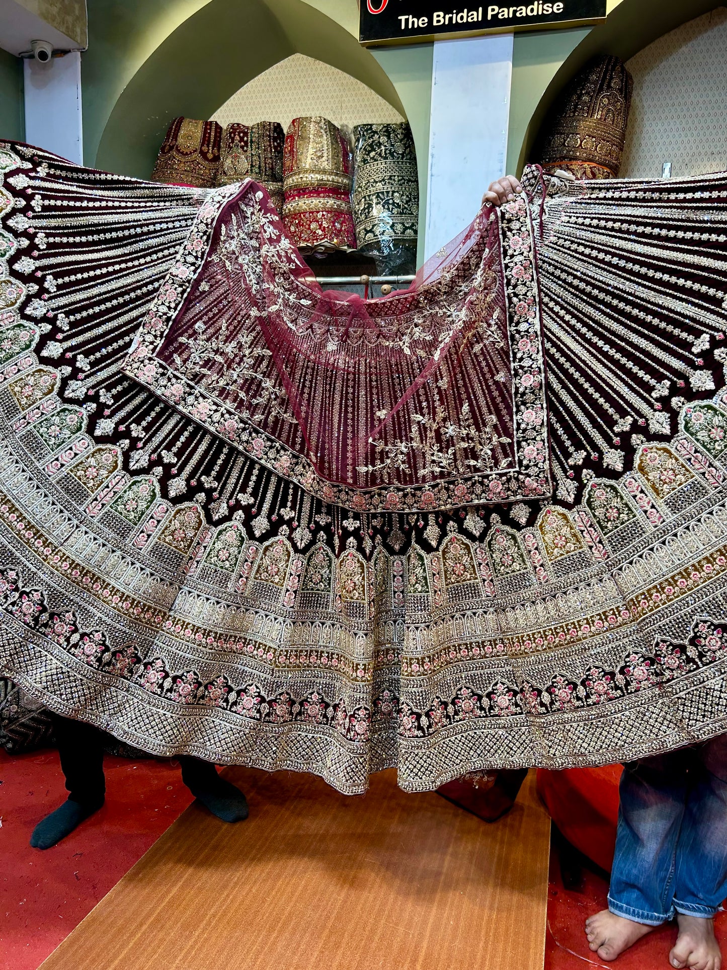 Lehenga nupcial de diseñador en color granate