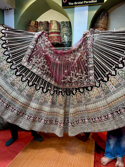 Lehenga nupcial de diseñador en color granate