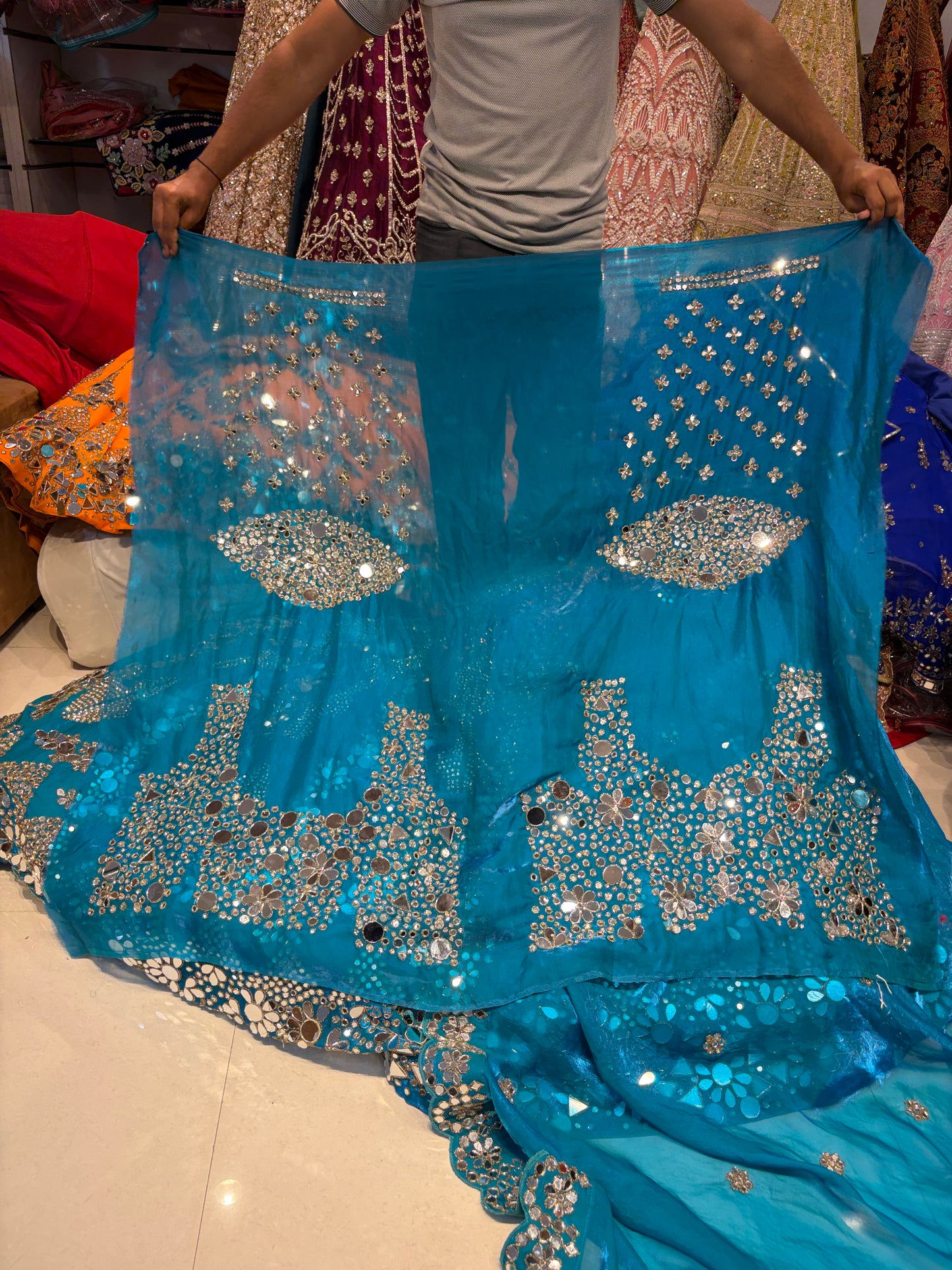 चमकदार मोर टील ब्लू मिरर वर्क लहंगा