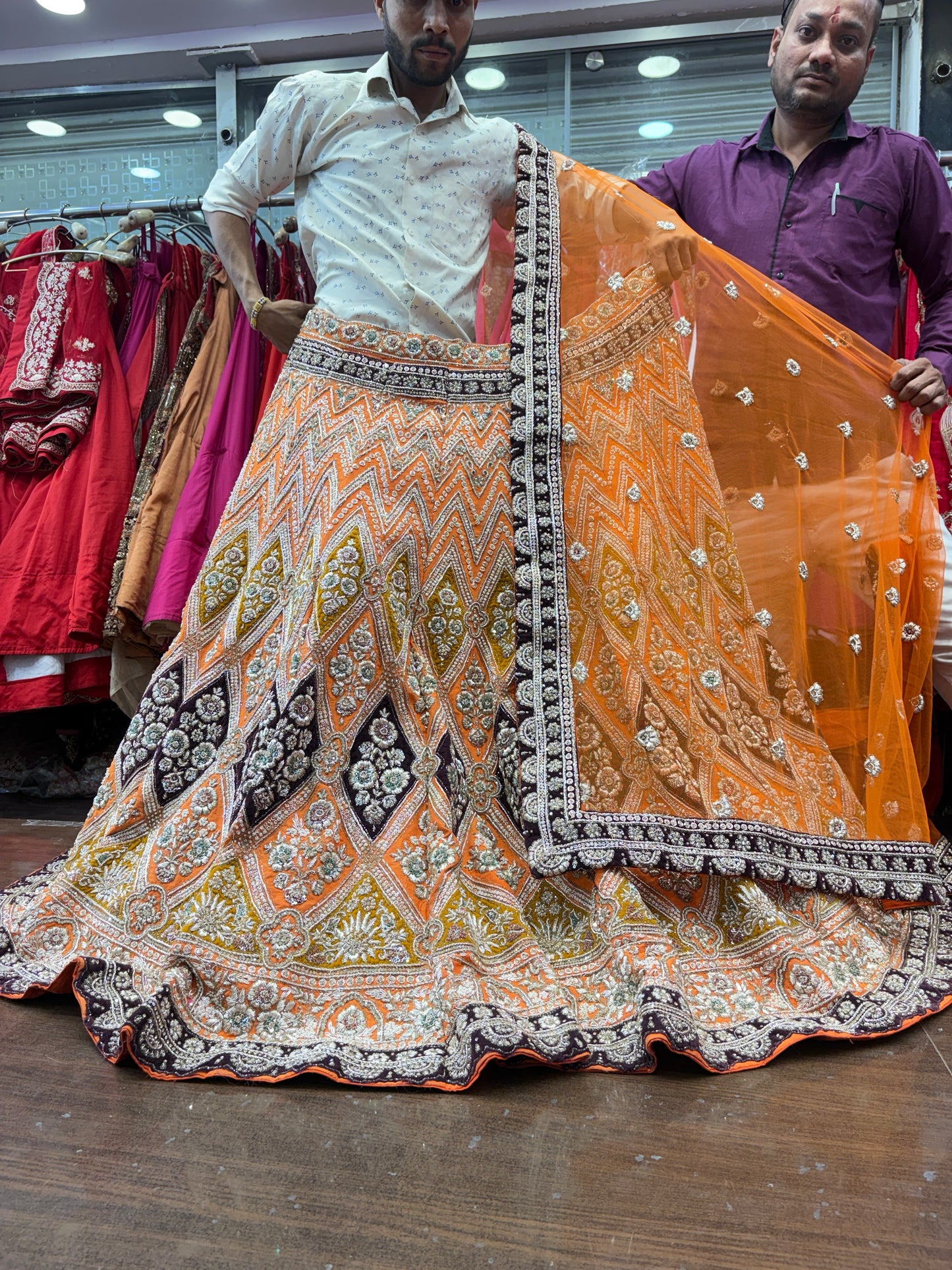 Lehenga nupcial hecha a mano, color mostaza y adornada