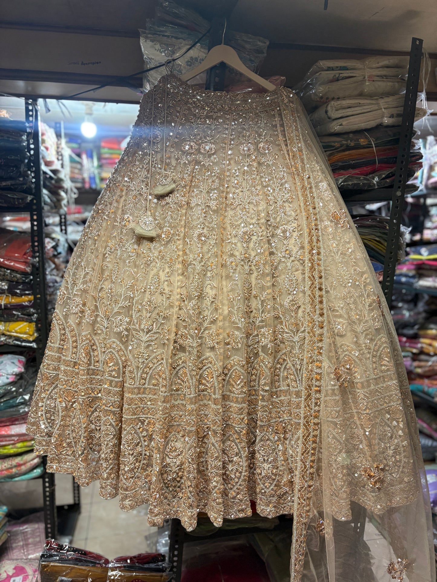 Majestuosa lehenga nupcial beige dorada