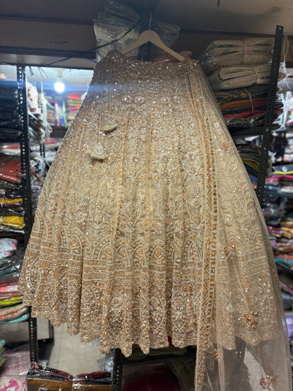 Majestuosa lehenga nupcial beige dorada