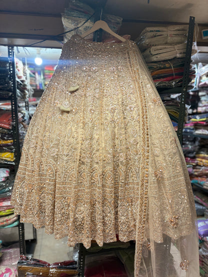 Majestuosa lehenga nupcial beige dorada