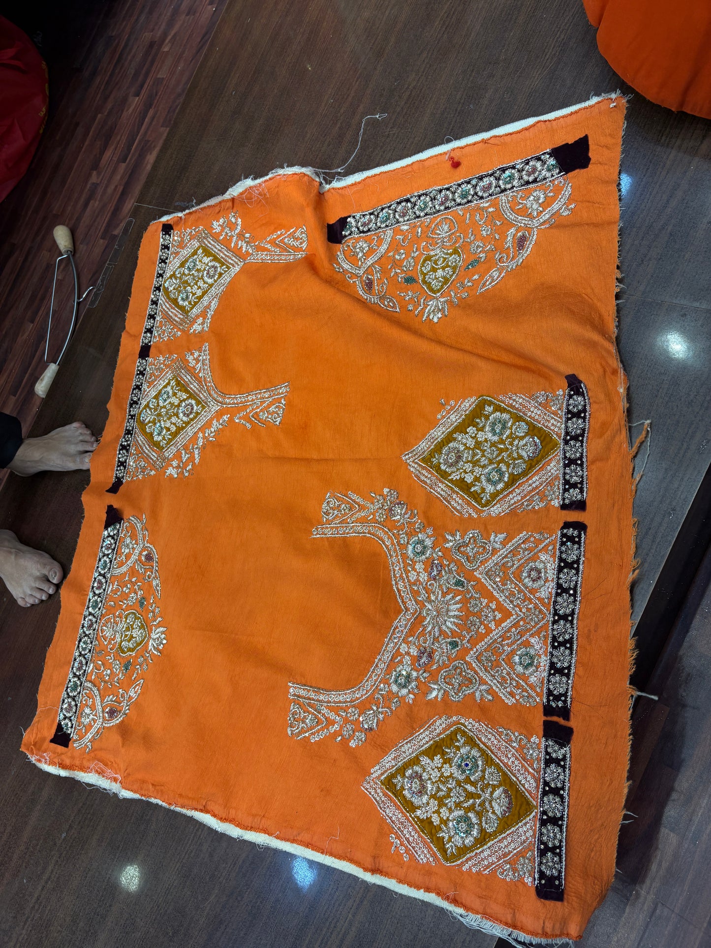 Lehenga nupcial hecha a mano, color mostaza y adornada