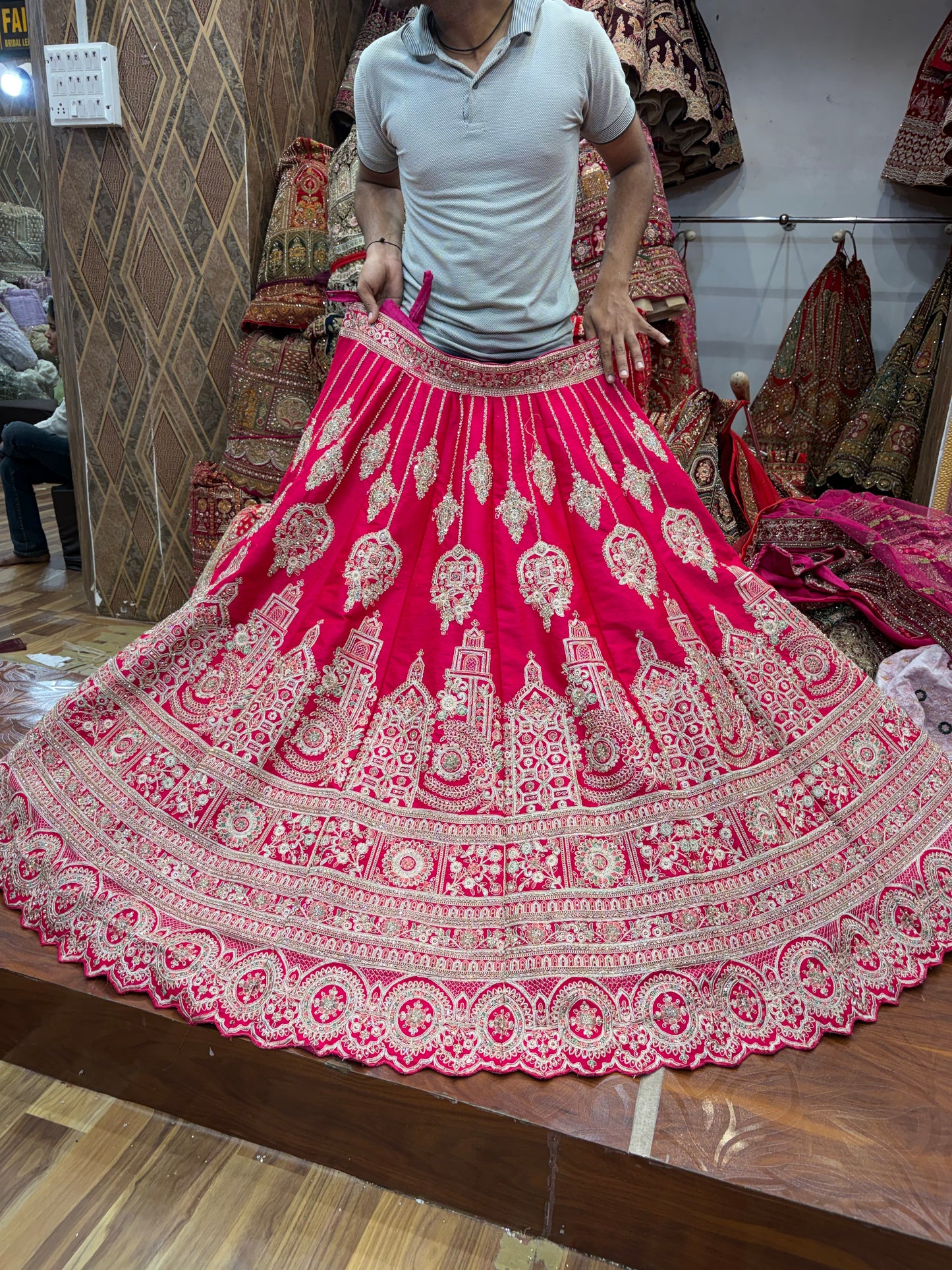 रानी गुलाबी ब्राइडल लहंगा