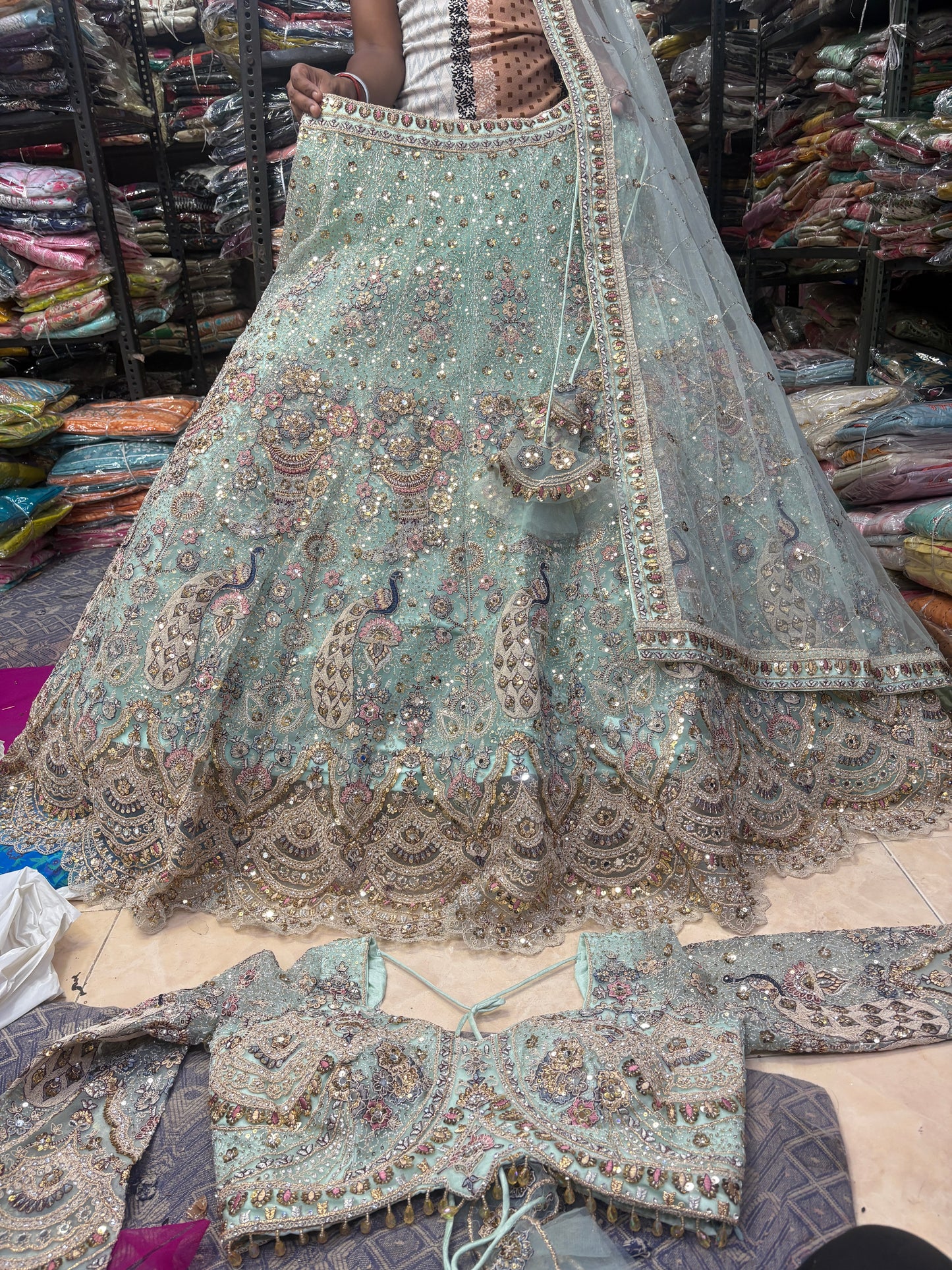 Lehenga con top corto azul pavo real de vuelo amplio.