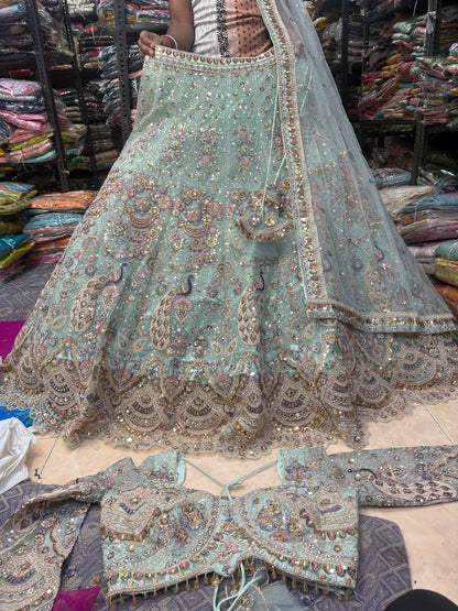 Lehenga con top corto azul pavo real de vuelo amplio.