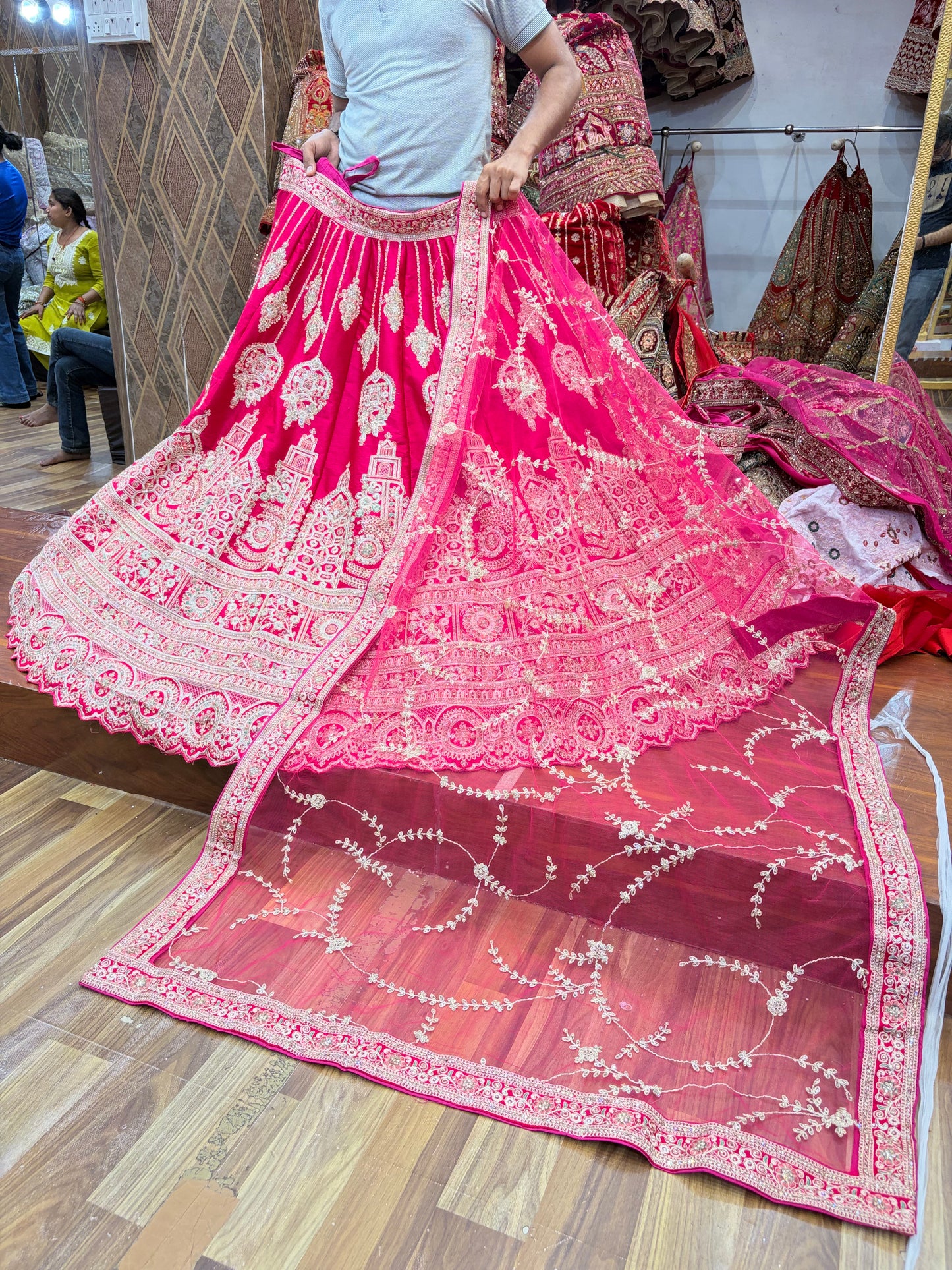 रानी गुलाबी ब्राइडल लहंगा