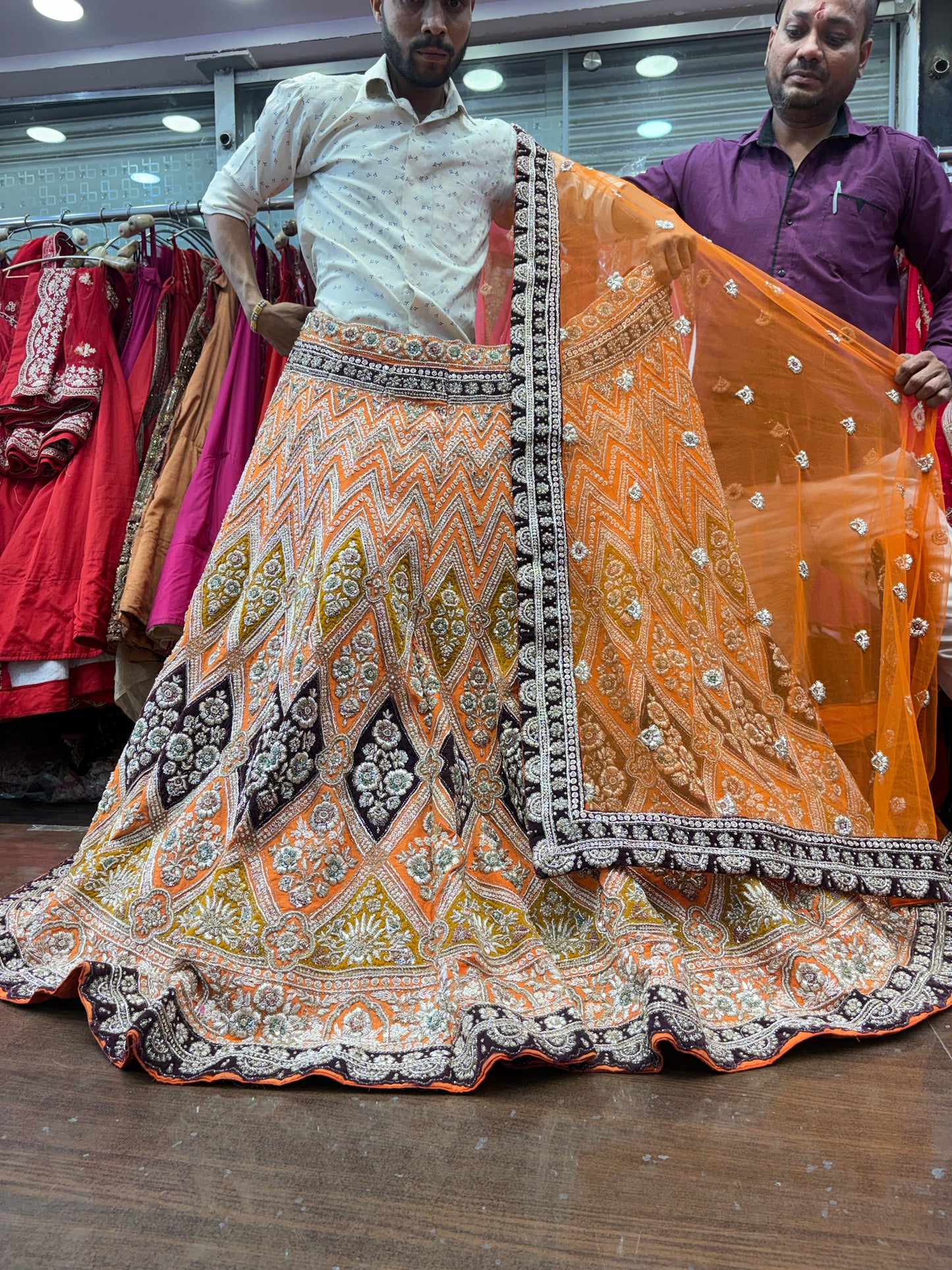 Lehenga nupcial hecha a mano, color mostaza y adornada