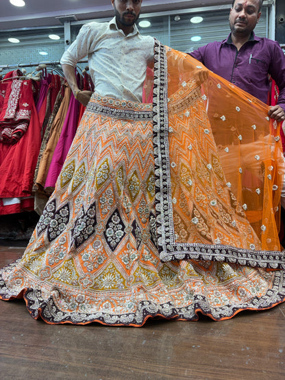 Lehenga nupcial hecha a mano, color mostaza y adornada