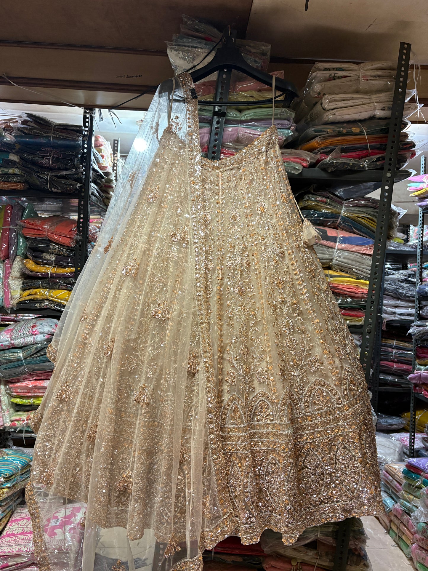 खूबसूरत गोल्डन क्रॉप टॉप लहंगा