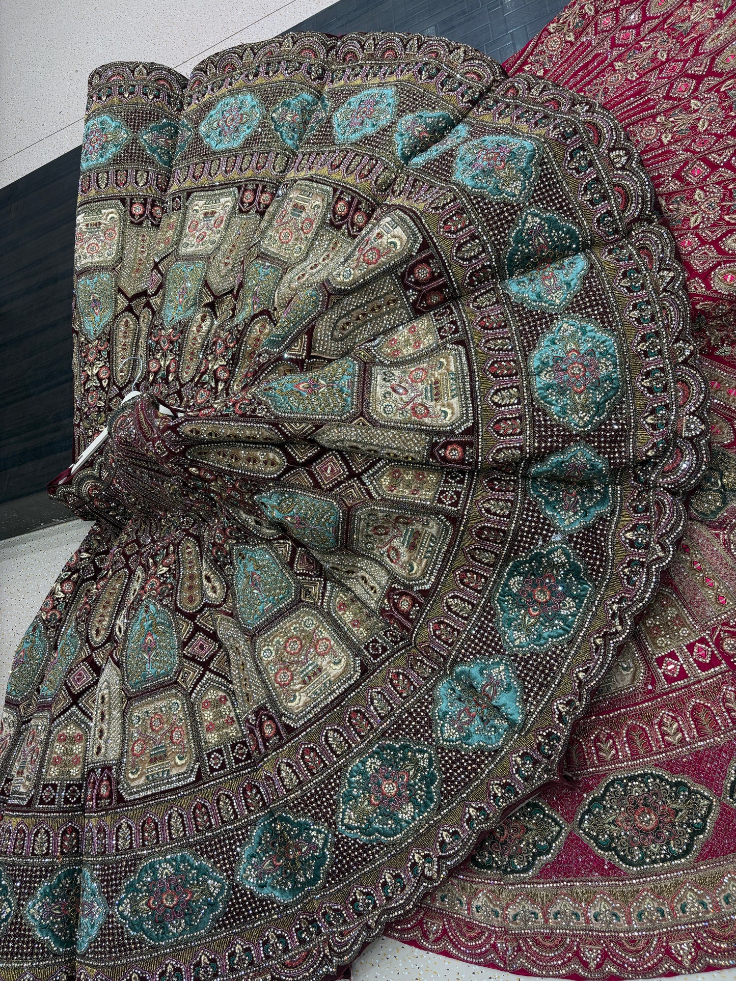 राजसी मैरून दुल्हन लहंगा