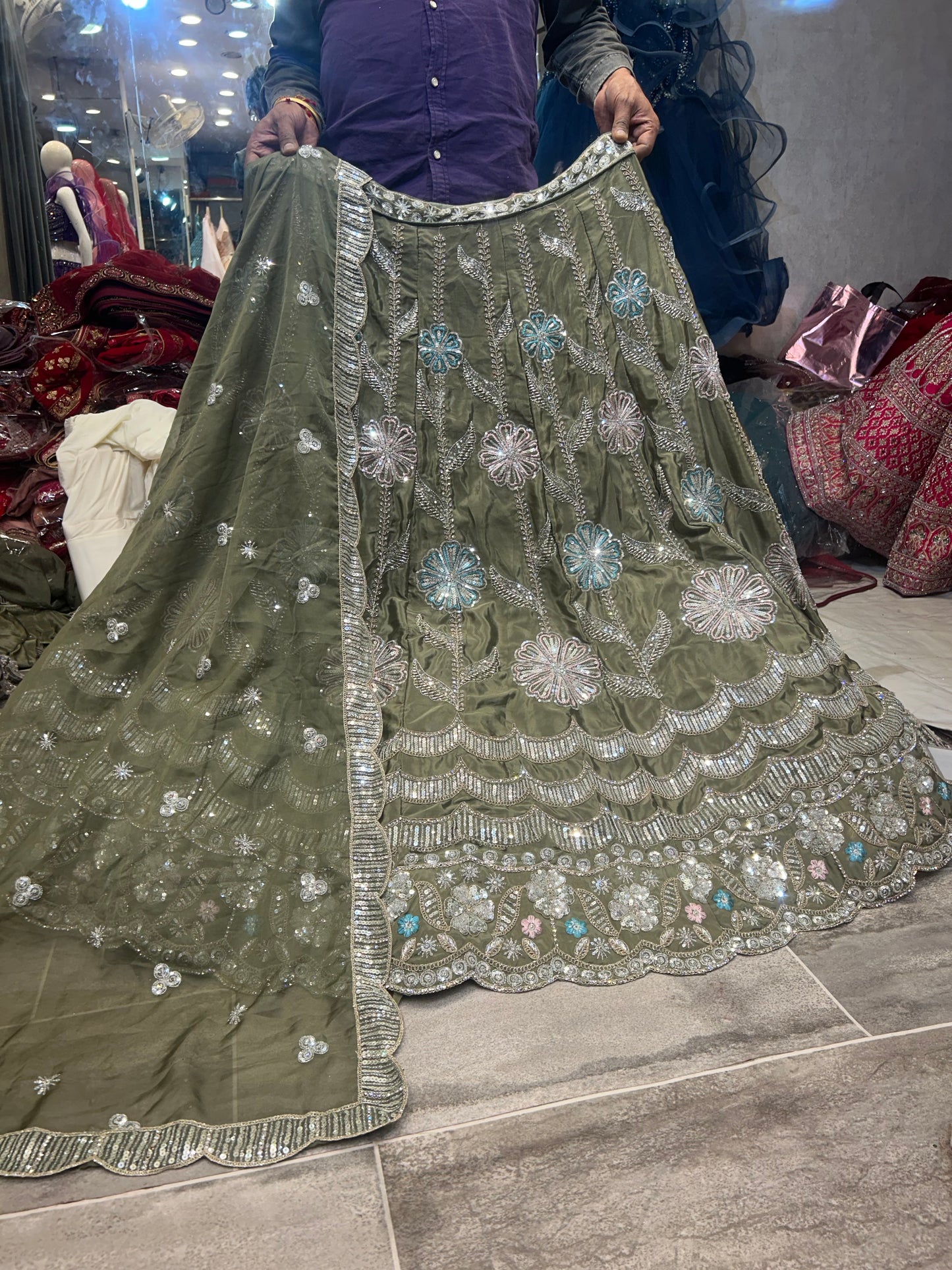 Preciosa lehenga verde hecha a mano