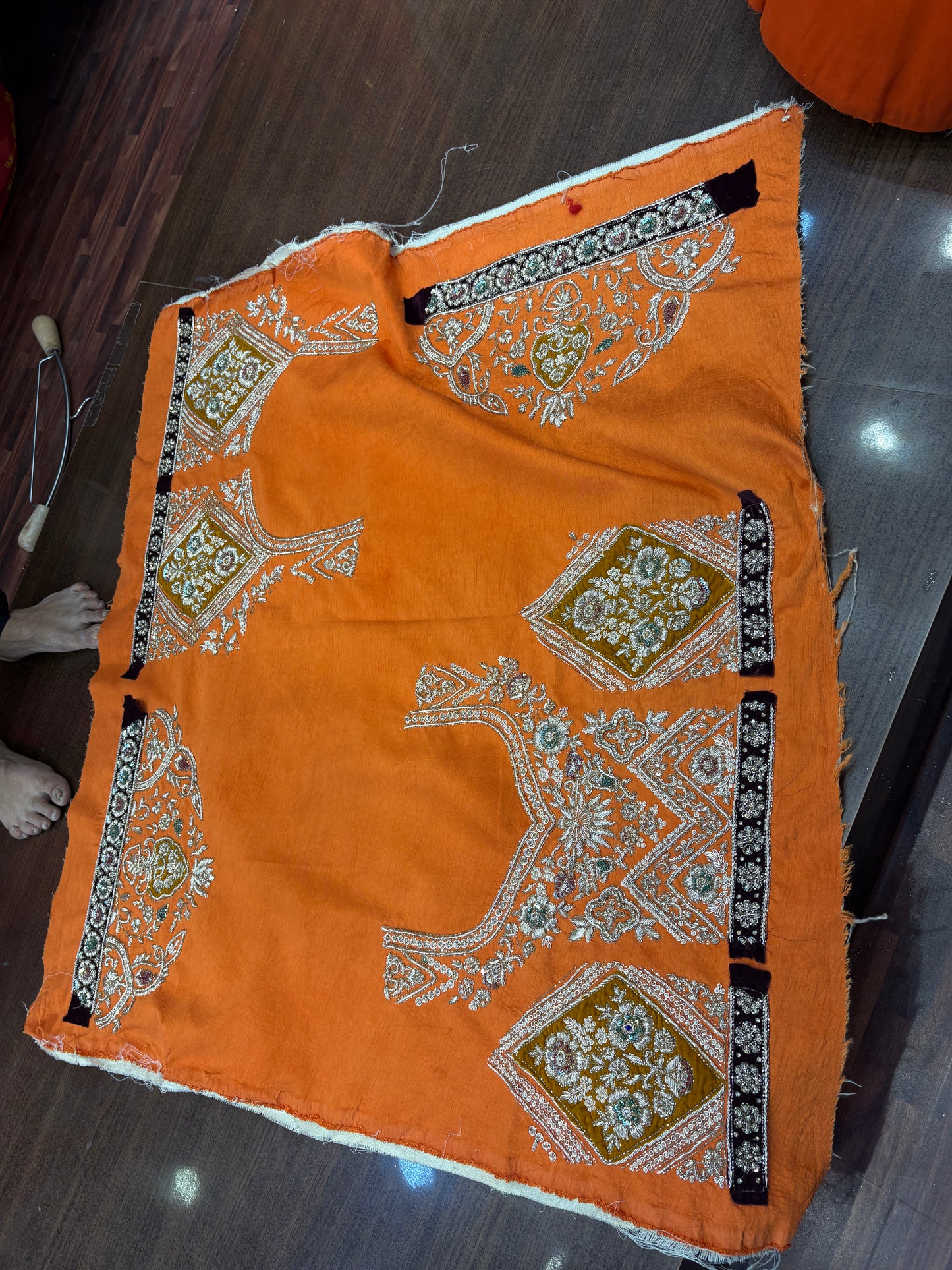 Lehenga nupcial hecha a mano, color mostaza y adornada