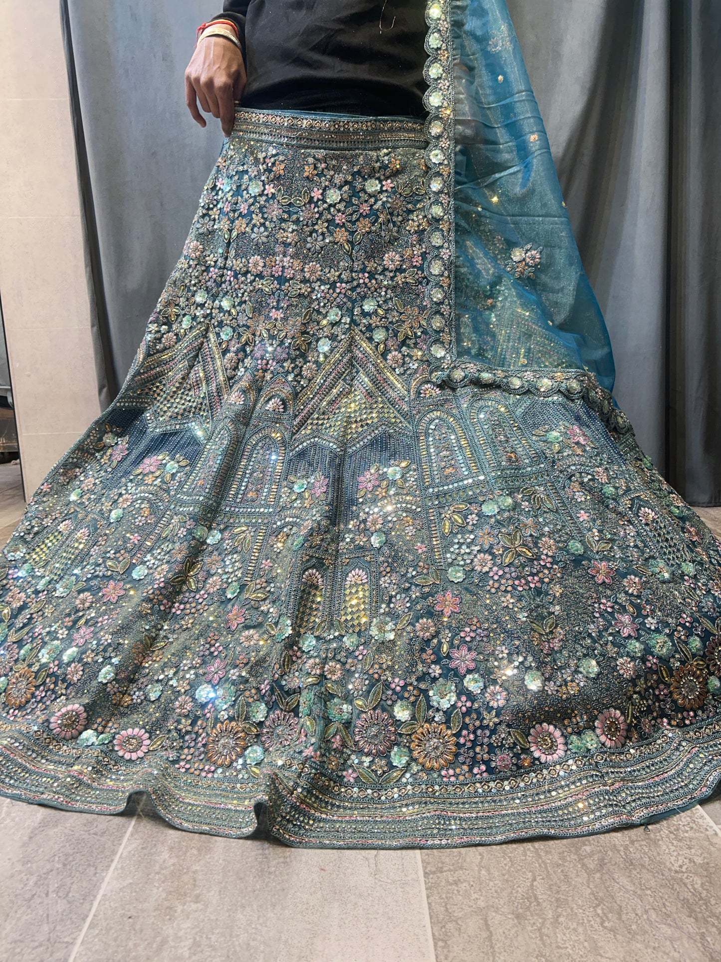 Lehenga azul cielo pesada y bonita