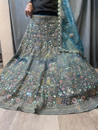 Lehenga azul cielo pesada y bonita