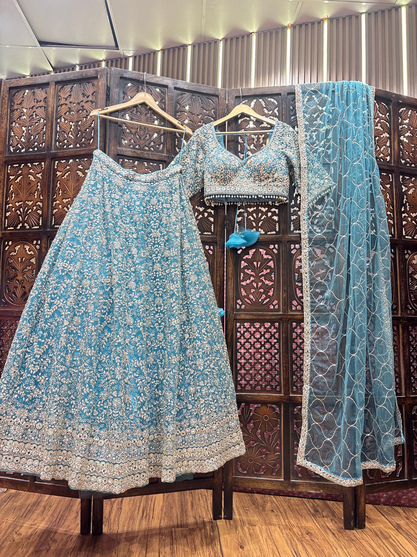 Elegante top corto azul cielo Lehenga