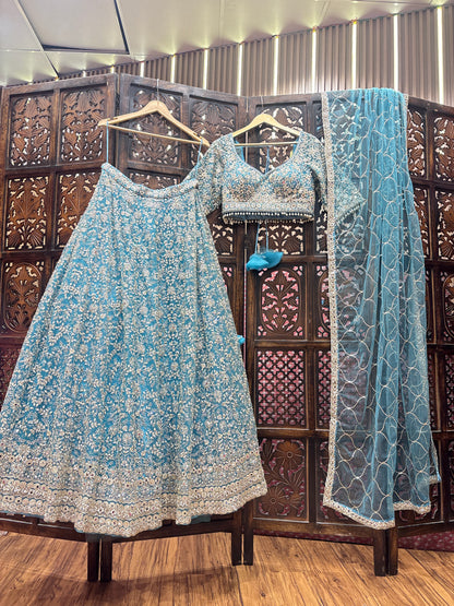 Elegante top corto azul cielo Lehenga