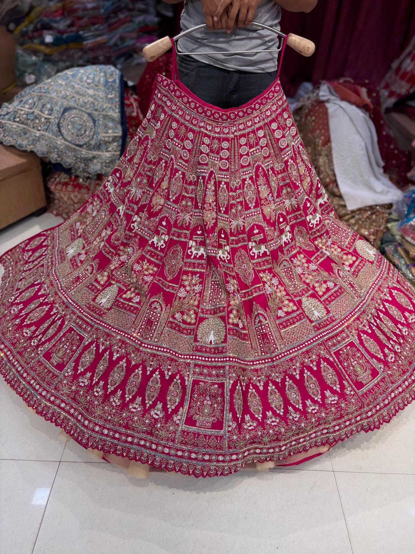 रानी गुलाबी मोर ब्राइडल लहंगा