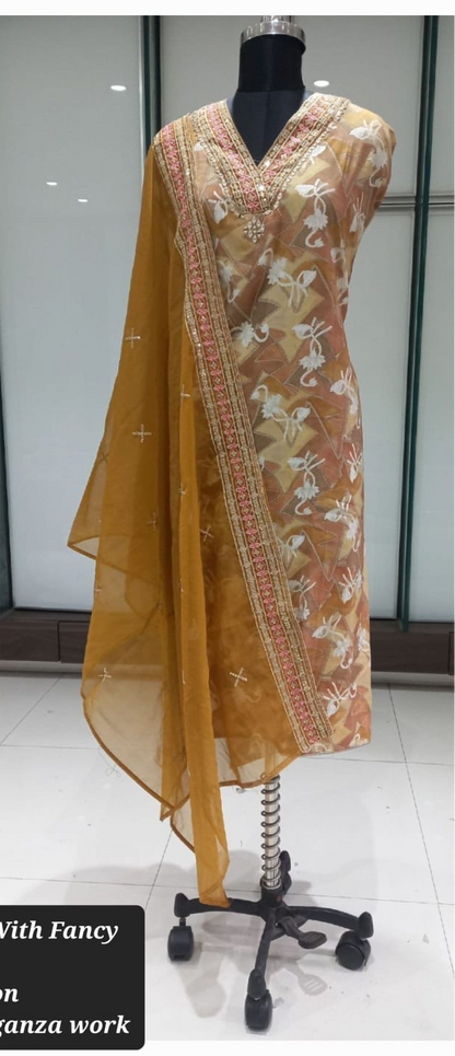 कुछ अलग पीला रेयान बिना सिला सूट