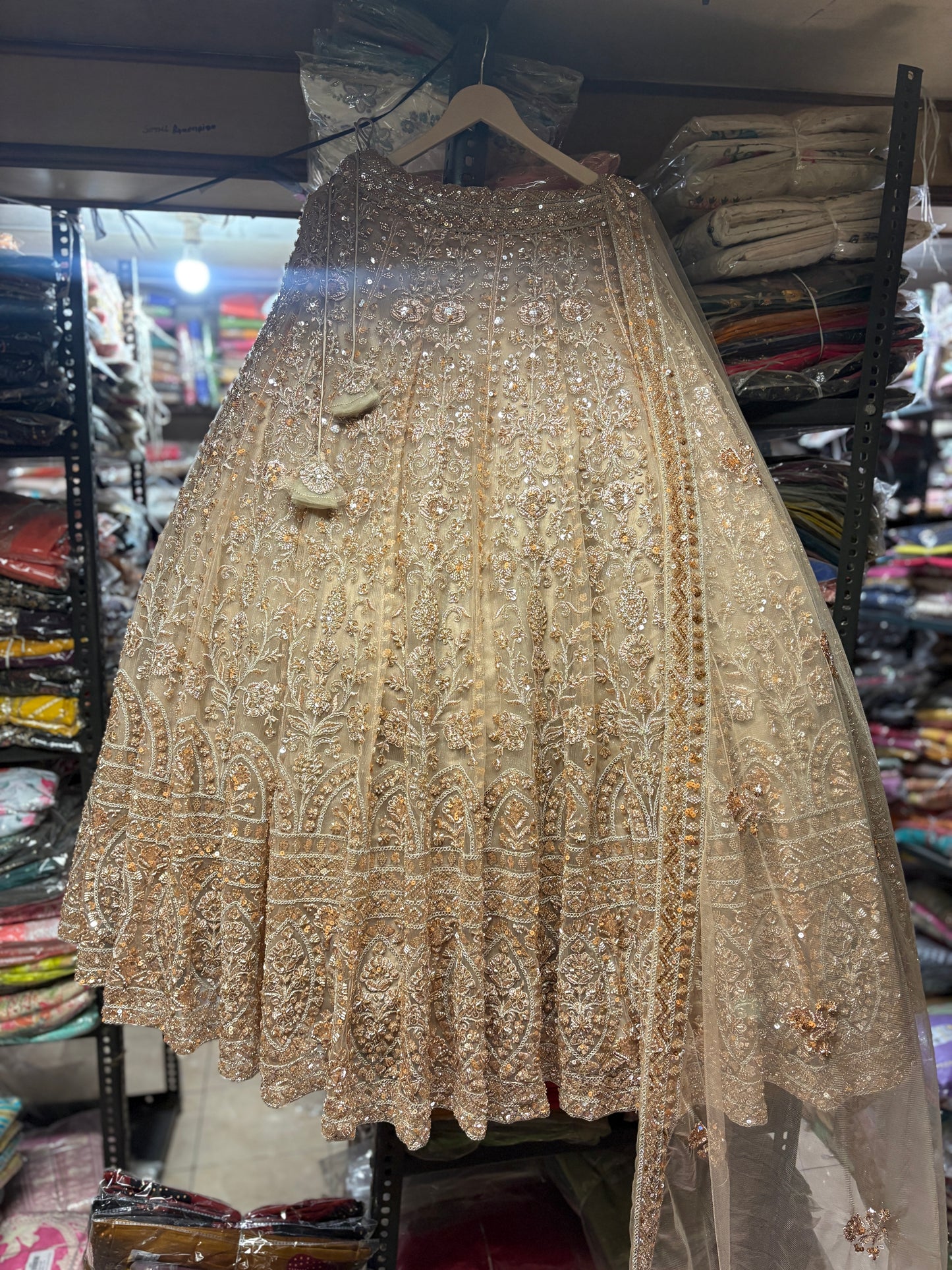 Majestuosa lehenga nupcial beige dorada