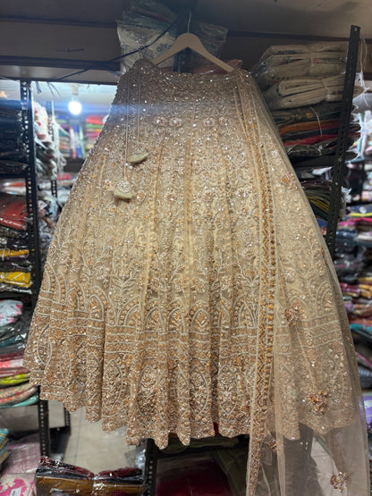 Majestuosa lehenga nupcial beige dorada