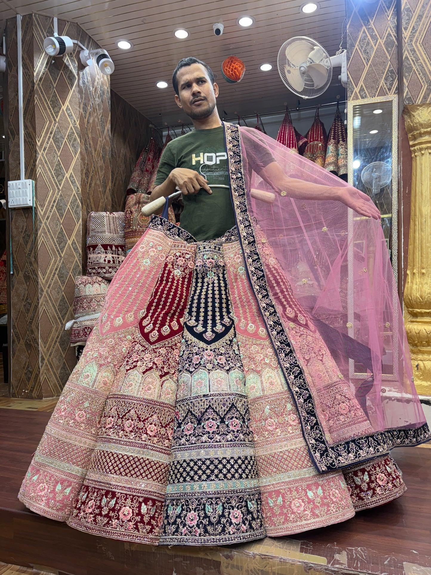 Encantadora lehenga nupcial con bola multicolor