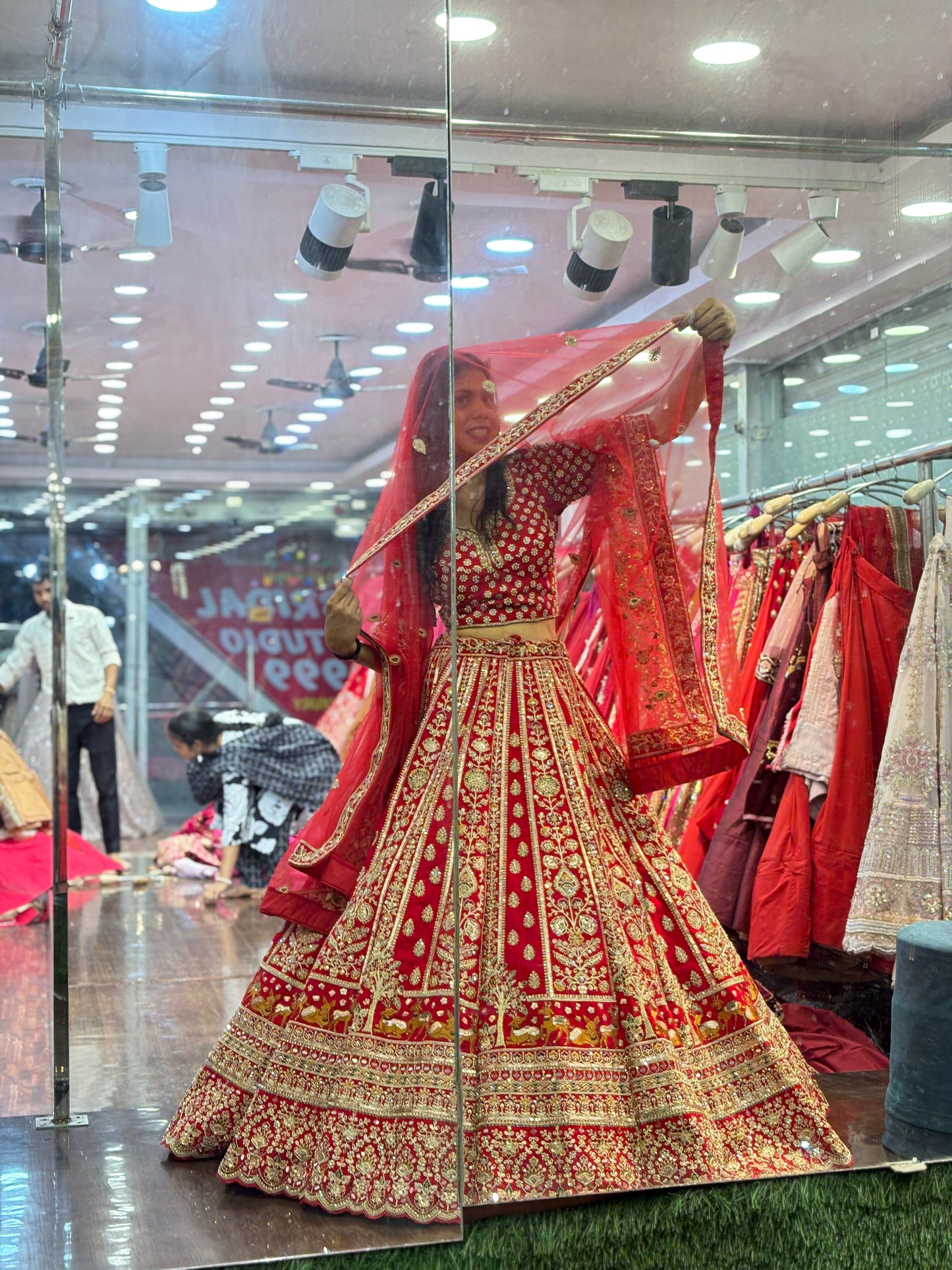 Lehenga nupcial roja de diseñador