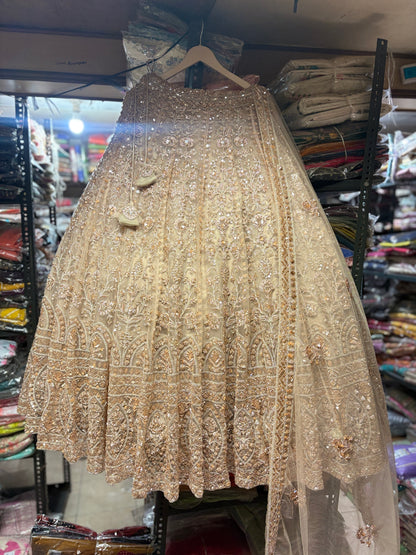 Majestuosa lehenga nupcial beige dorada