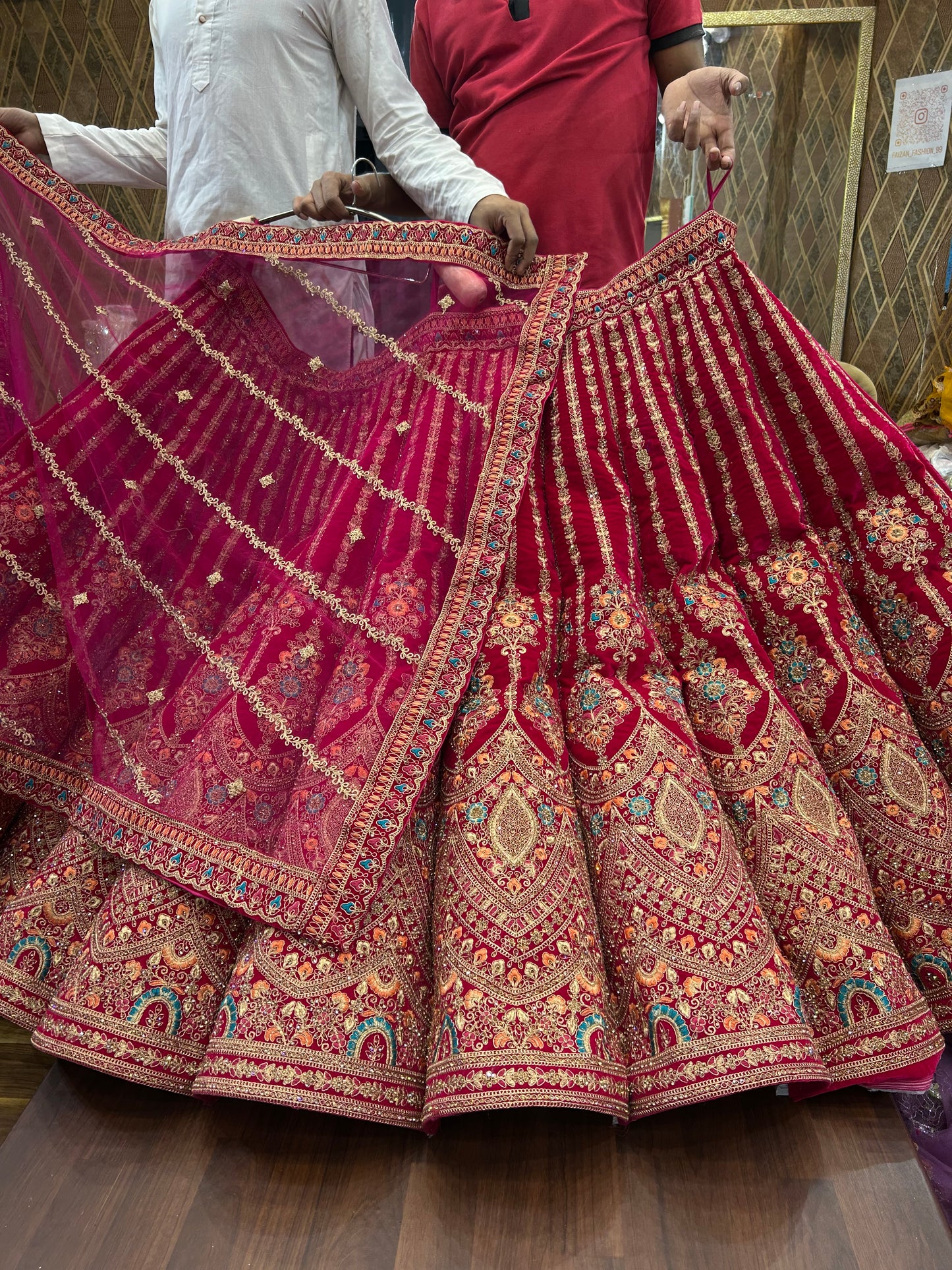 جميلة الكرة الحمراء lehenga