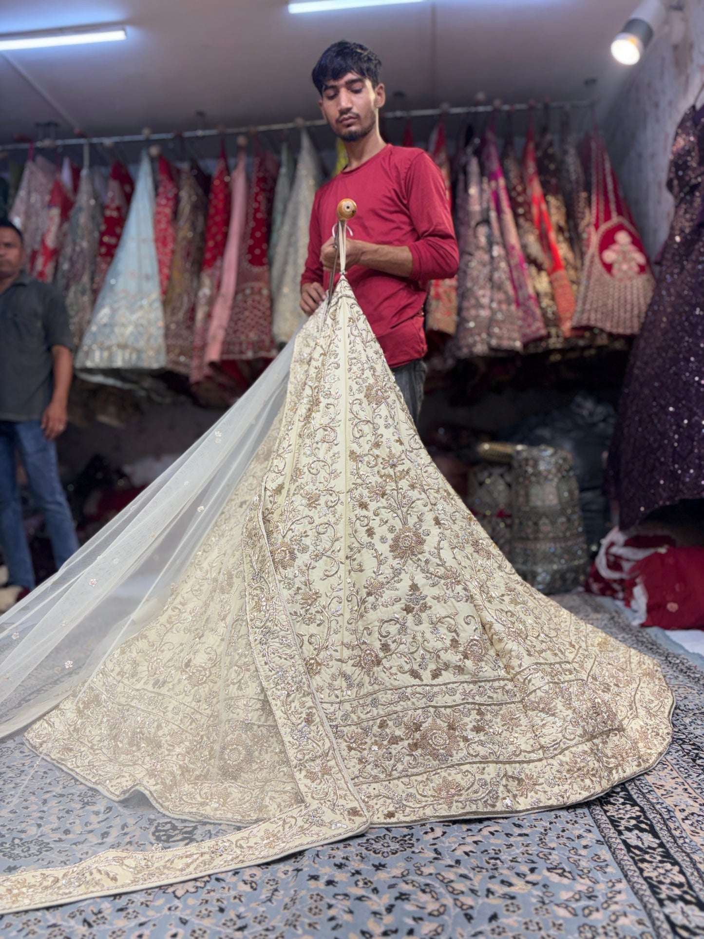 शानदार क्रीम हैंडवर्क ज़रदोज़ी दबका सफ़ेद लहंगा