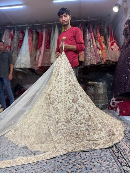 शानदार क्रीम हैंडवर्क ज़रदोज़ी दबका सफ़ेद लहंगा