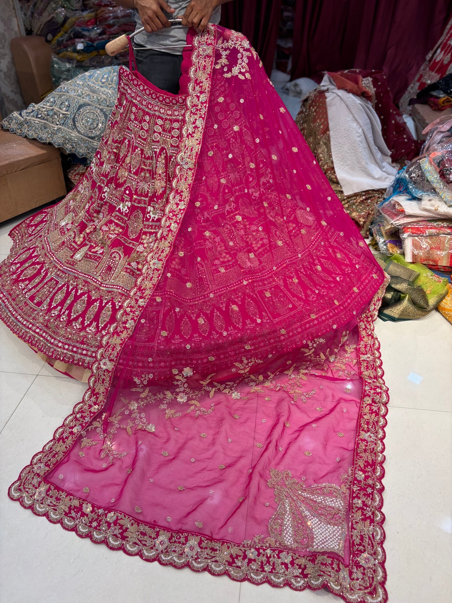 रानी गुलाबी मोर ब्राइडल लहंगा