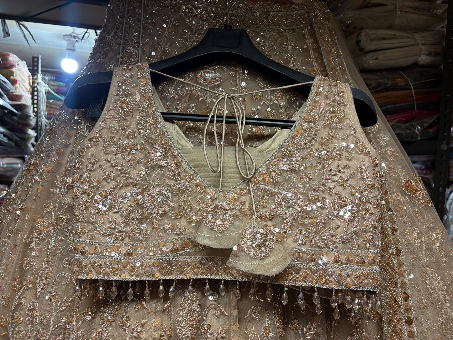 Majestuosa lehenga nupcial beige dorada