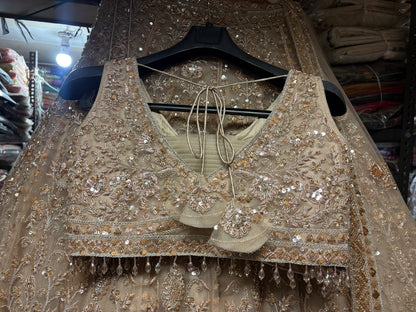 Majestuosa lehenga nupcial beige dorada