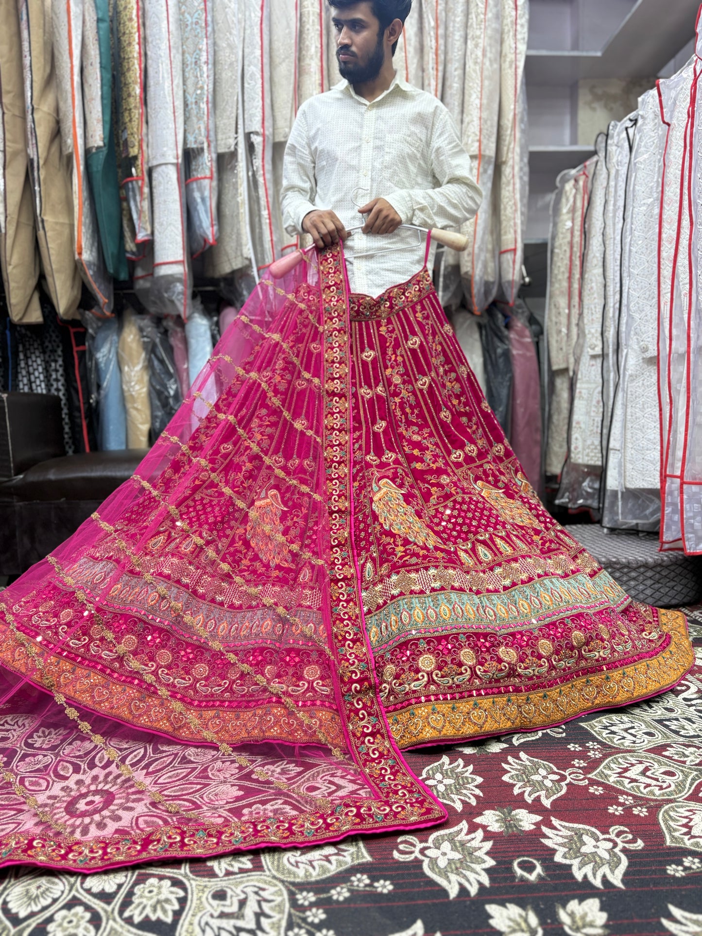 Preciosa lehenga nupcial de pavo real rosa Rani