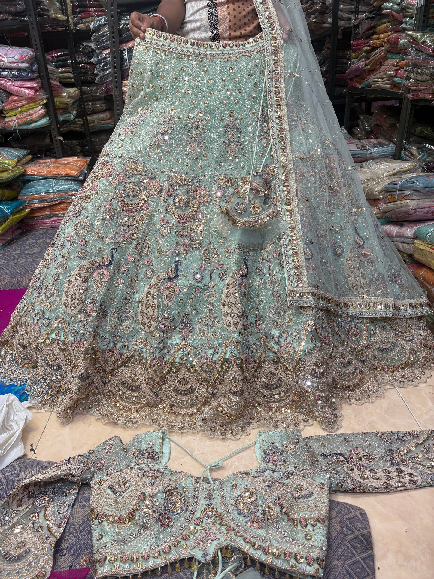 Lehenga con top corto azul pavo real de vuelo amplio.