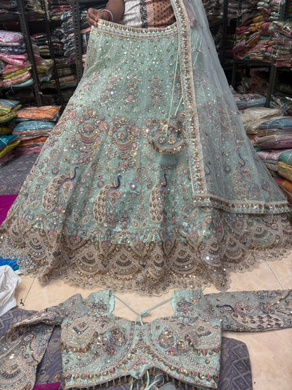 Lehenga con top corto azul pavo real de vuelo amplio.