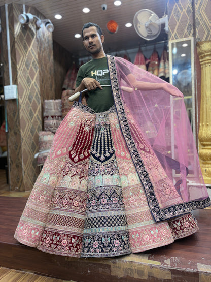 Encantadora lehenga nupcial con bola multicolor