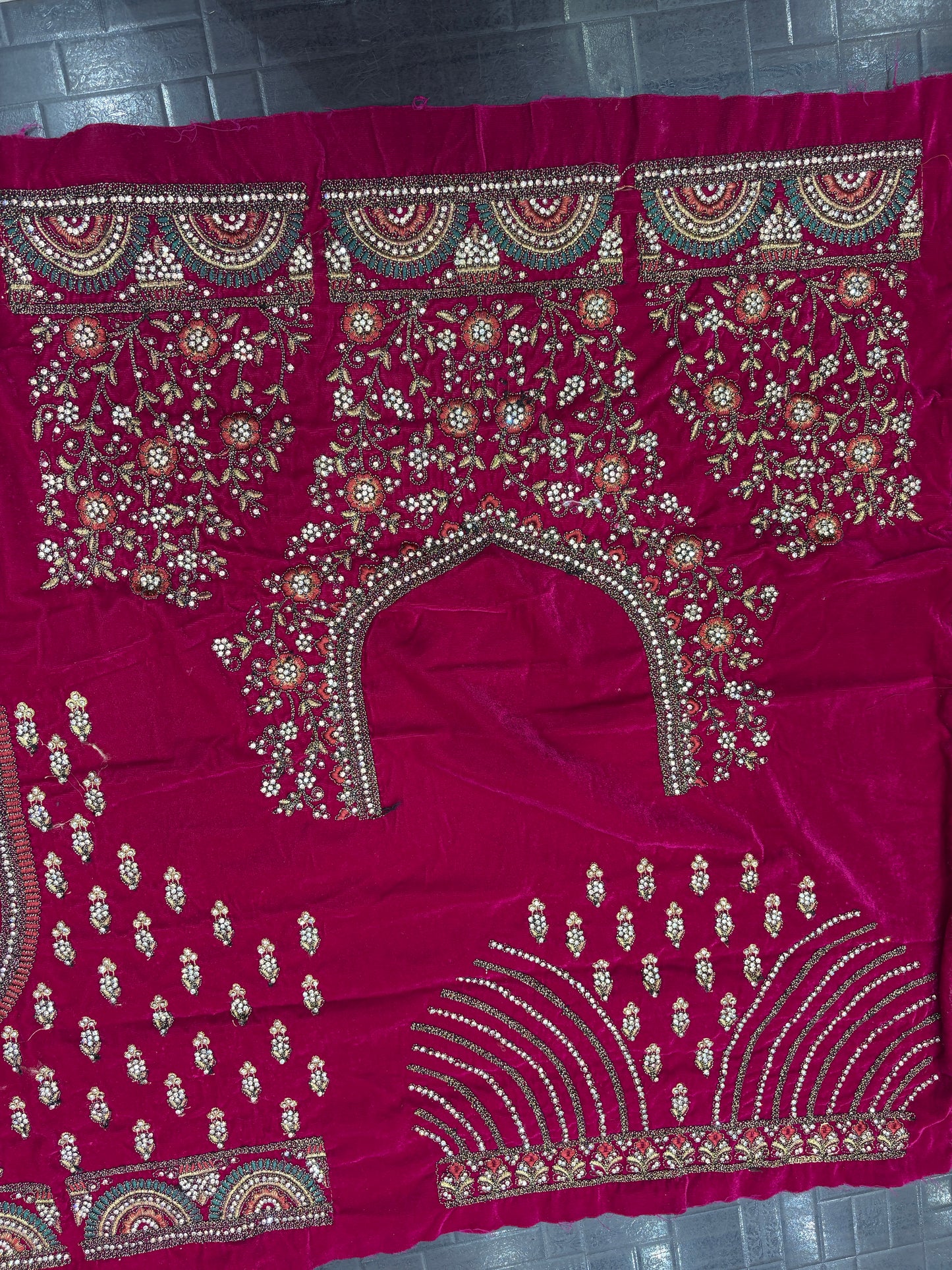 राजसी मैरून दुल्हन लहंगा